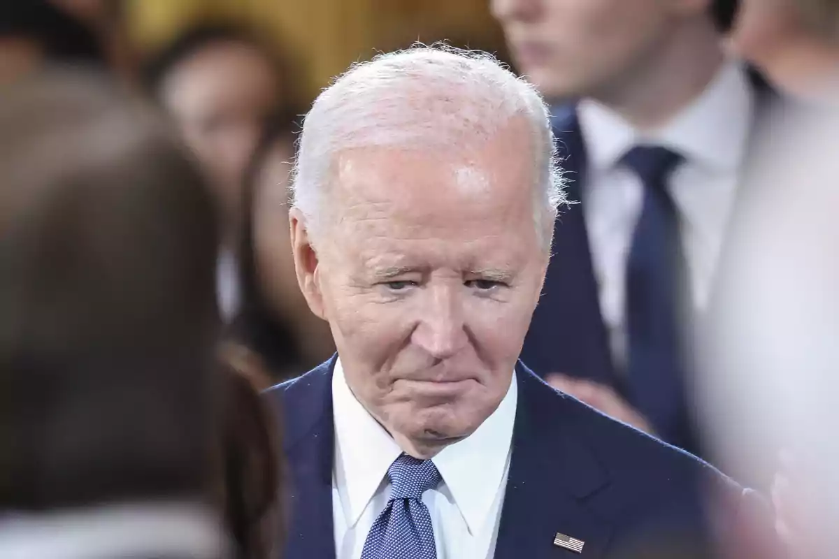 Joe Biden amb vestit blau en un esdeveniment formal. Joe Biden amb vestit blau en un esdeveniment formal.
