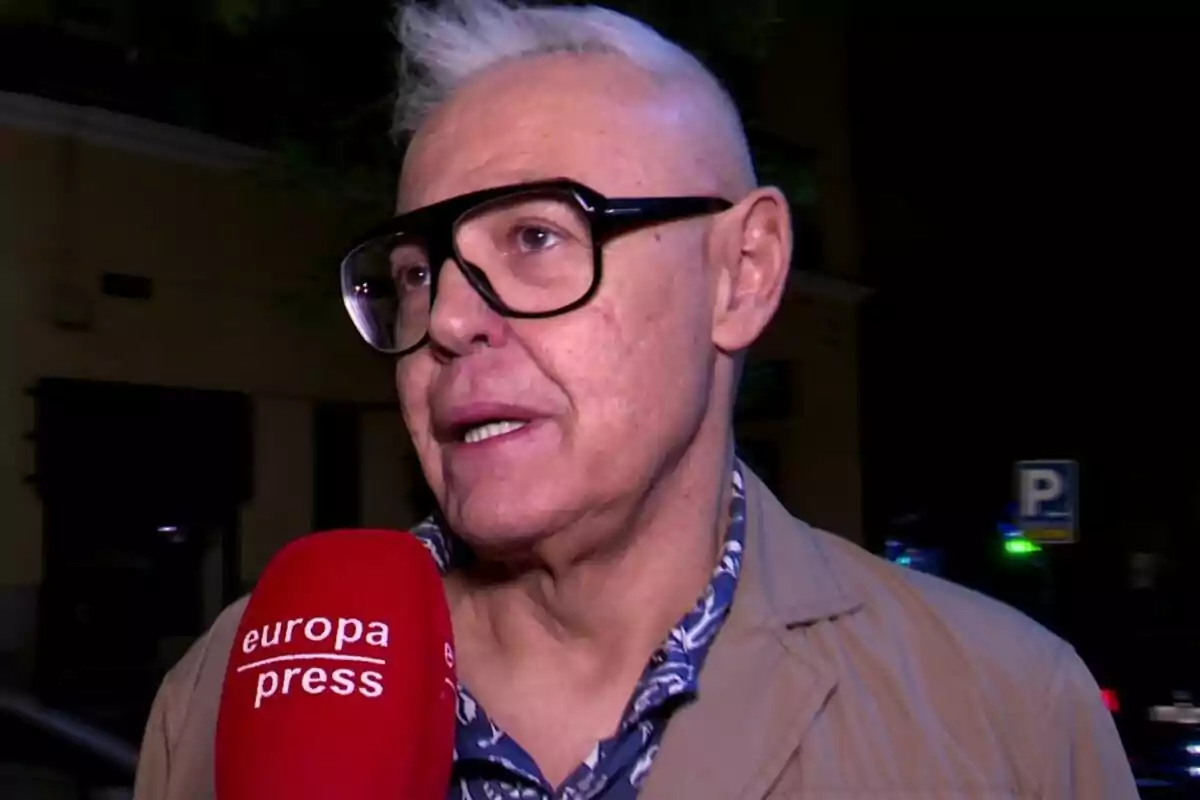 Jordi González amb ulleres grans i cabells curts i blancs parla davant d'un micròfon vermell d'Europa Press en un carrer a la nit. Jordi González amb ulleres grans i cabells curts i blancs parla davant d'un micròfon vermell d'Europa Press en un carrer a la nit.