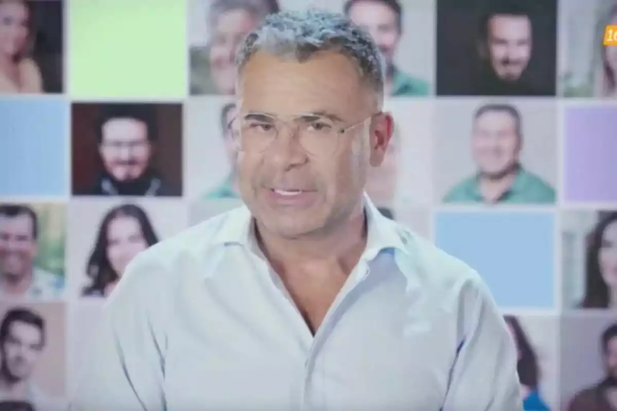 Captura de Jorge Javier Vázquez amb camisa blanca a la promo d'El Diario de Jorge, dret davant d'un fons de fotos de diverses persones.