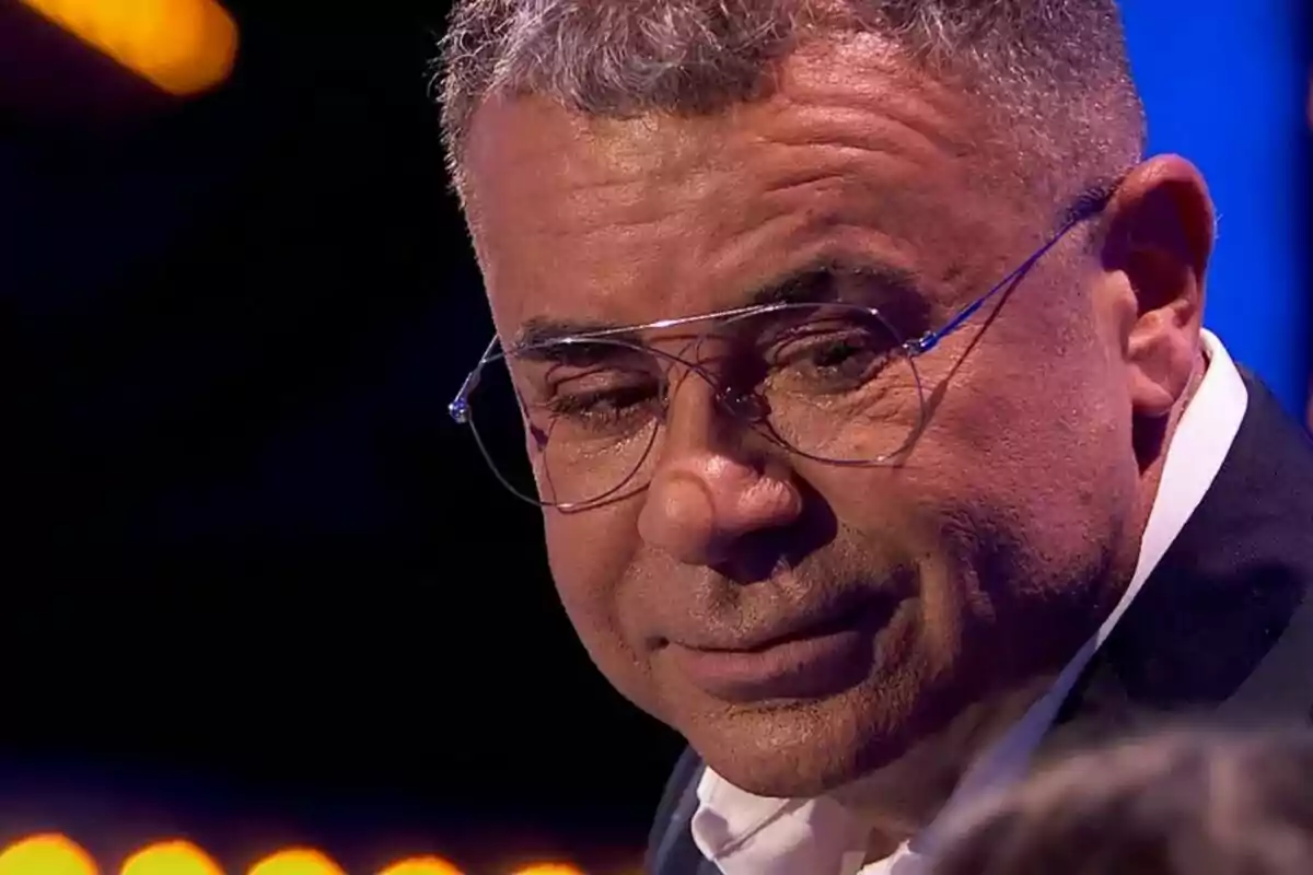 Jorge Javier Vázquez amb ulleres i expressió seriosa en un ambient il·luminat a Hi ha una cosa que et vull dir. Jorge Javier Vázquez amb ulleres i expressió seriosa en un ambient il·luminat a Hi ha una cosa que et vull dir.