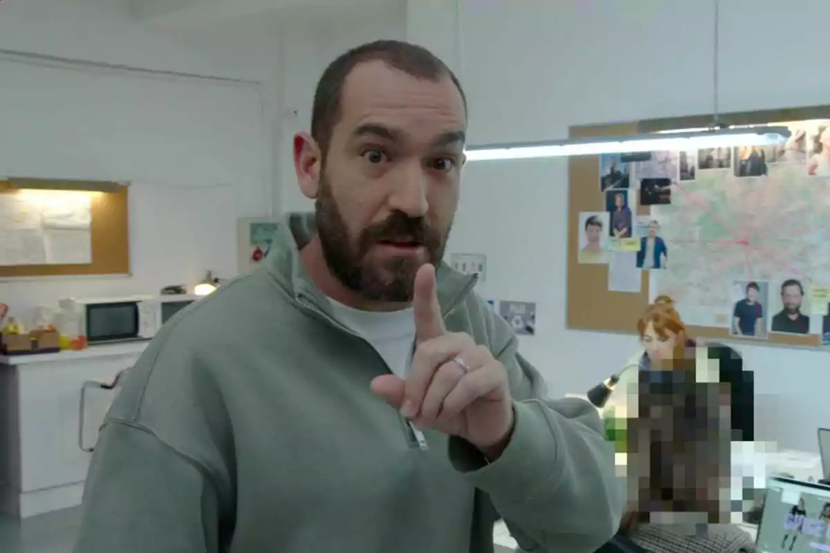 Captura de Jorge Ponce amb barba i suèter gris fent un gest de silenci amb el dit índex en una oficina amb un tauler de suro ple de fotos i mapes al fons al documental Medina: L'estafador de famosos Captura de Jorge Ponce amb barba i suèter gris fent un gest de silenci amb el dit índex en una oficina amb un tauler de suro ple de fotos i mapes al fons al documental Medina: L'estafador de famosos