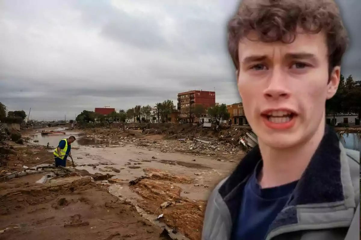 Un home amb armilla groga treballa en una zona afectada per inundacions mentre una altra persona apareix en primer pla.