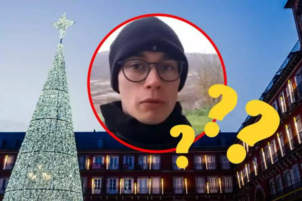 Una persona amb gorra i ulleres dins d'un cercle vermell sobre un fons d'edifici il·luminat i un arbre de Nadal decorat amb llums.