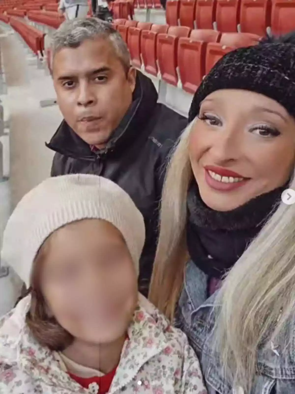 Post de Instagram con José Fernando Ortega, Michu y su hija sentados en unas gradas Post de Instagram con José Fernando Ortega, Michu y su hija sentados en unas gradas