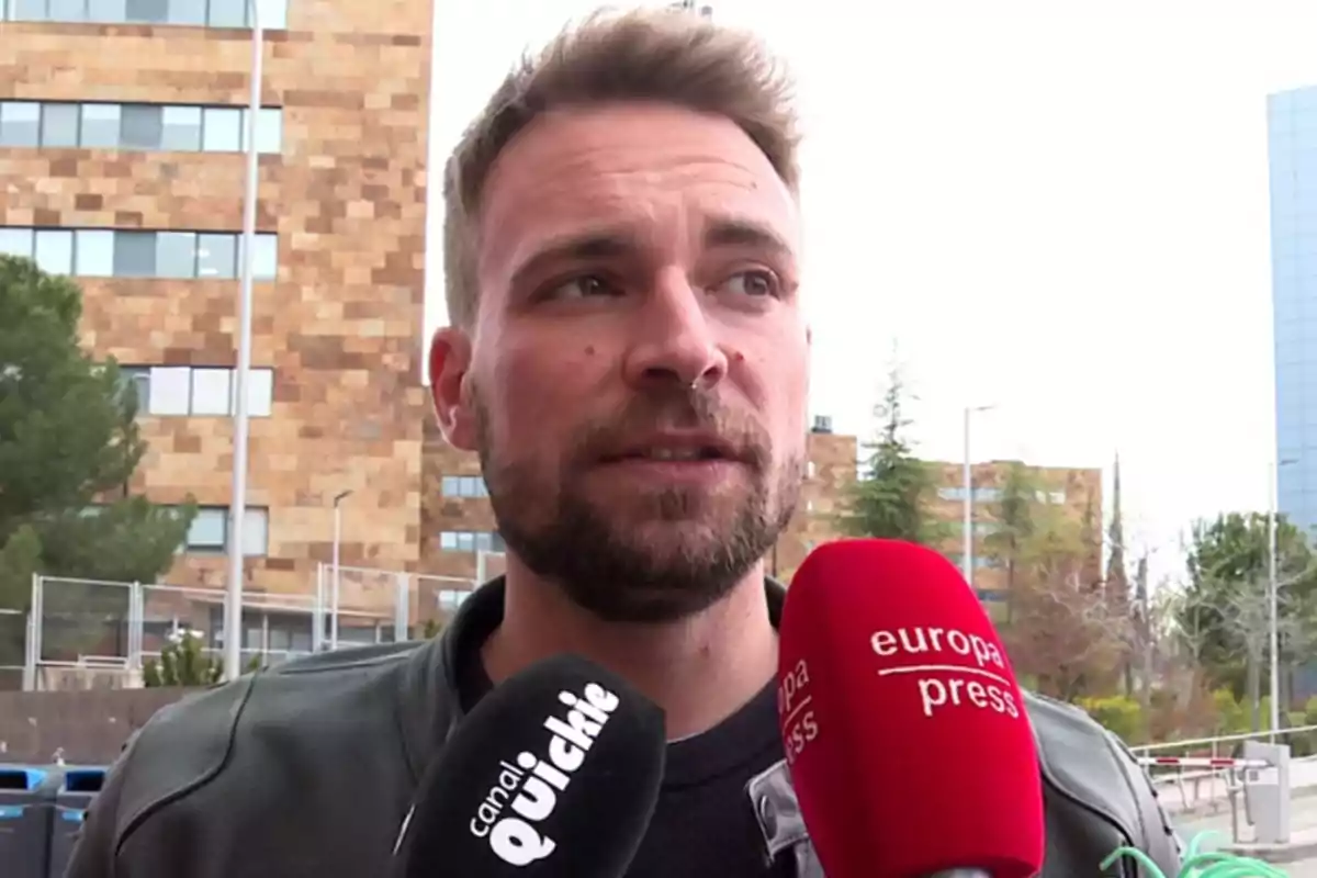 José María Almoguera amb jaqueta fosca està sent entrevistat per diversos mitjans de comunicació a l'aire lliure, amb un edifici de fons. José María Almoguera amb jaqueta fosca està sent entrevistat per diversos mitjans de comunicació a l'aire lliure, amb un edifici de fons.