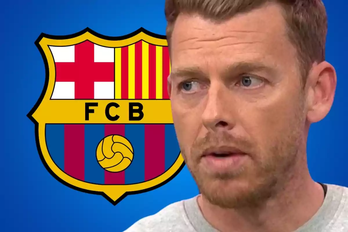 Un home amb barba i cabells curts davant l'escut del FC Barcelona sobre un fons blau.