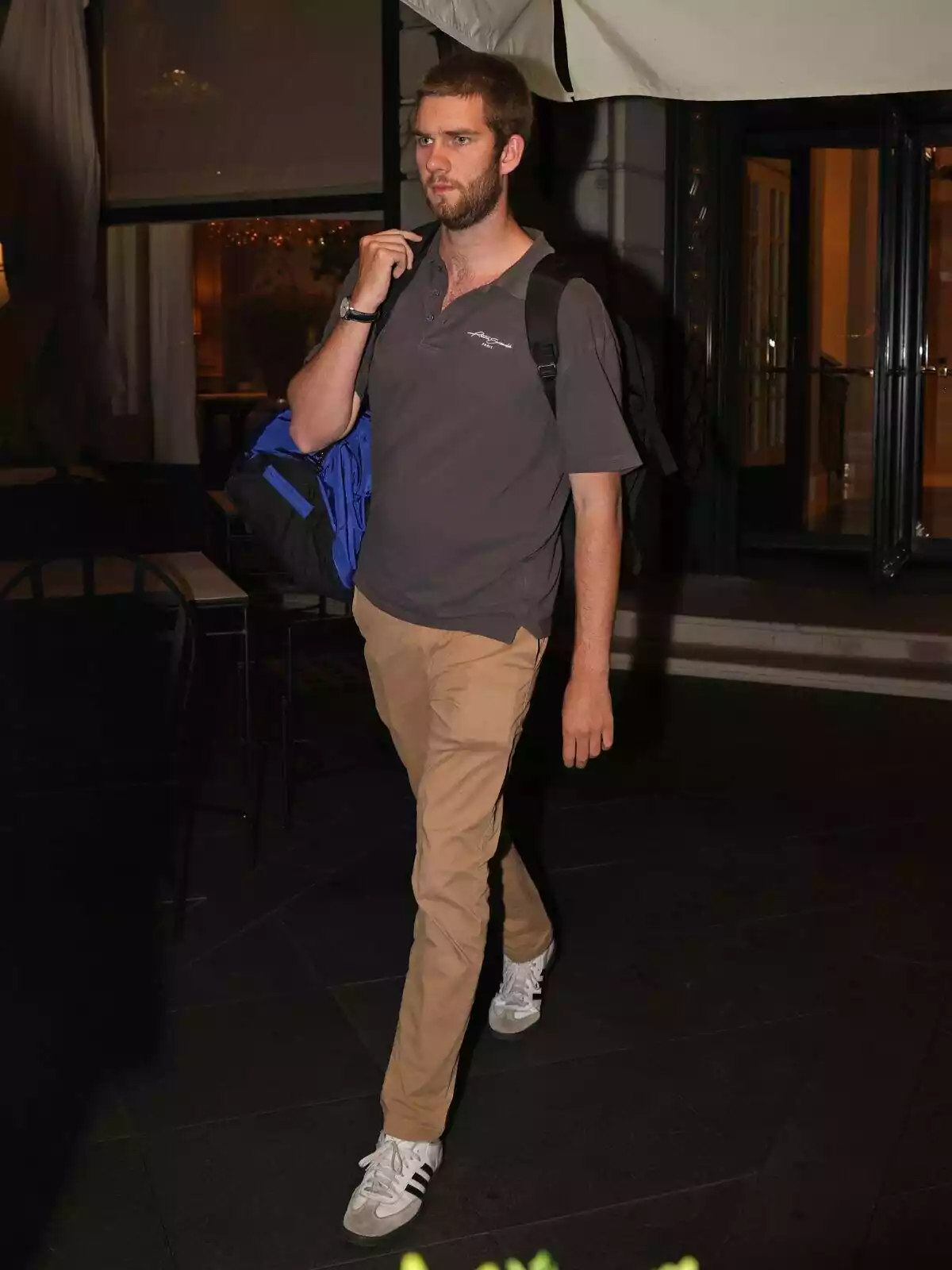 Juan Urdangarin amb barba caminant seriós i amb una bossa a l'espatlla a la sortida d'un restaurant de Ginebra Juan Urdangarin amb barba caminant seriós i amb una bossa a l'espatlla a la sortida d'un restaurant de Ginebra