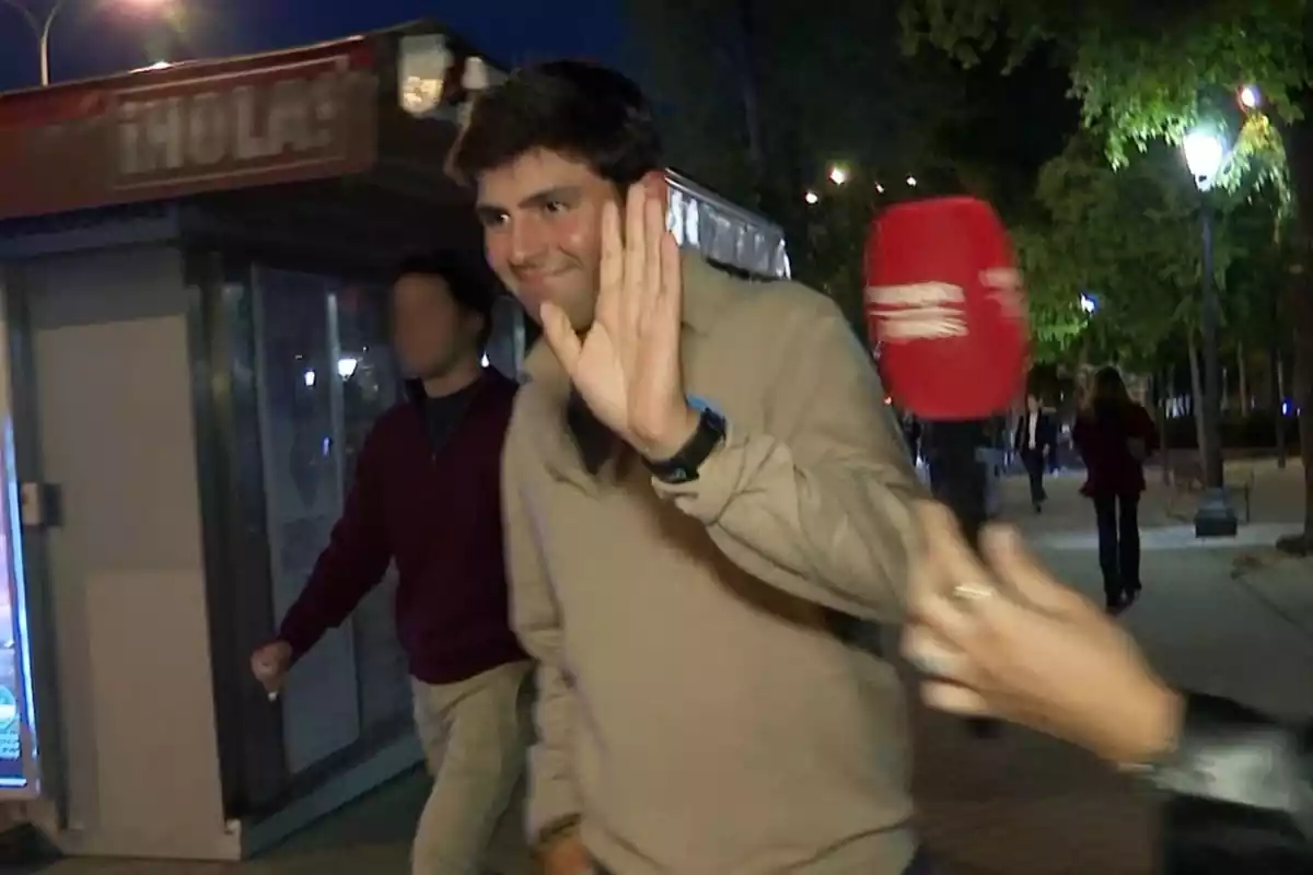 Plano medio de Juan Urquijo andando sonriente por la calle mientras los reporteros de Europa Press le hacen preguntas Plano medio de Juan Urquijo andando sonriente por la calle mientras los reporteros de Europa Press le hacen preguntas