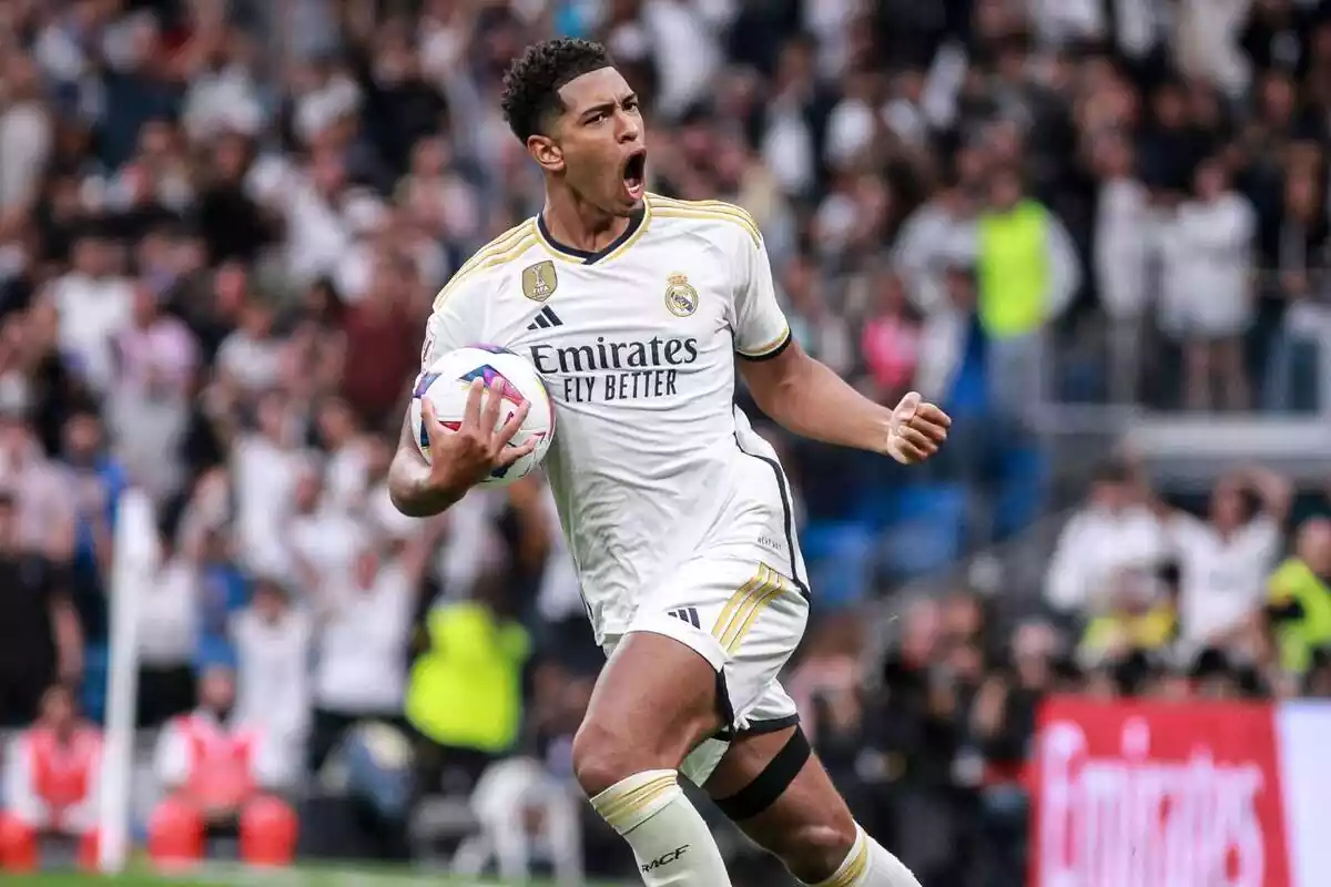 Jude Bellingham celebra un gol en el Santiago Bernabéu con la pelota en brazos Jude Bellingham celebra un gol en el Santiago Bernabéu con la pelota en brazos