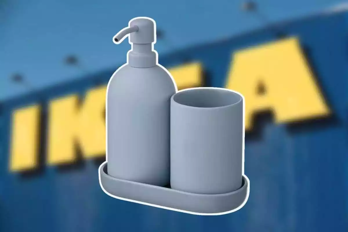 Muntatge del joc de bany color blau grisenc amb el fons d'Ikea difuminat