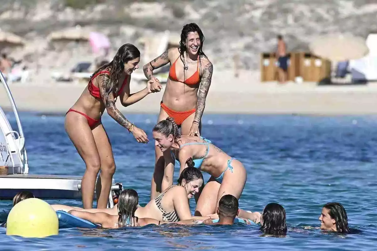 Imatge de les jugadores de futbol femení divertint-se a l'aigua