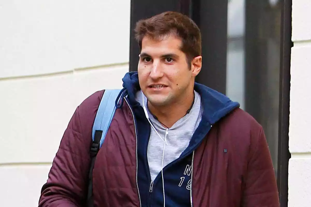 Julián Contreras caminant pel carrer amb la cara preocupada Julián Contreras caminant pel carrer amb la cara preocupada