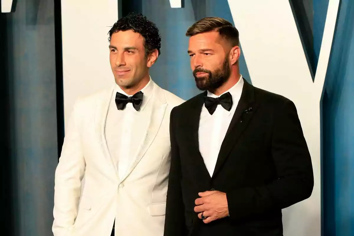 Jwan Yosef i Ricky Martin posen junts en un esdeveniment elegant; un porta esmòquing blanc i l’altre esmòquing negre, tots dos amb llacet. Jwan Yosef i Ricky Martin posen junts en un esdeveniment elegant; un porta esmòquing blanc i l’altre esmòquing negre, tots dos amb llacet.