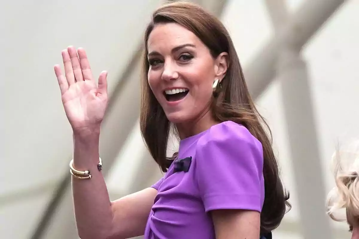 Kate Middleton amb vestit morat saludant i somrient.