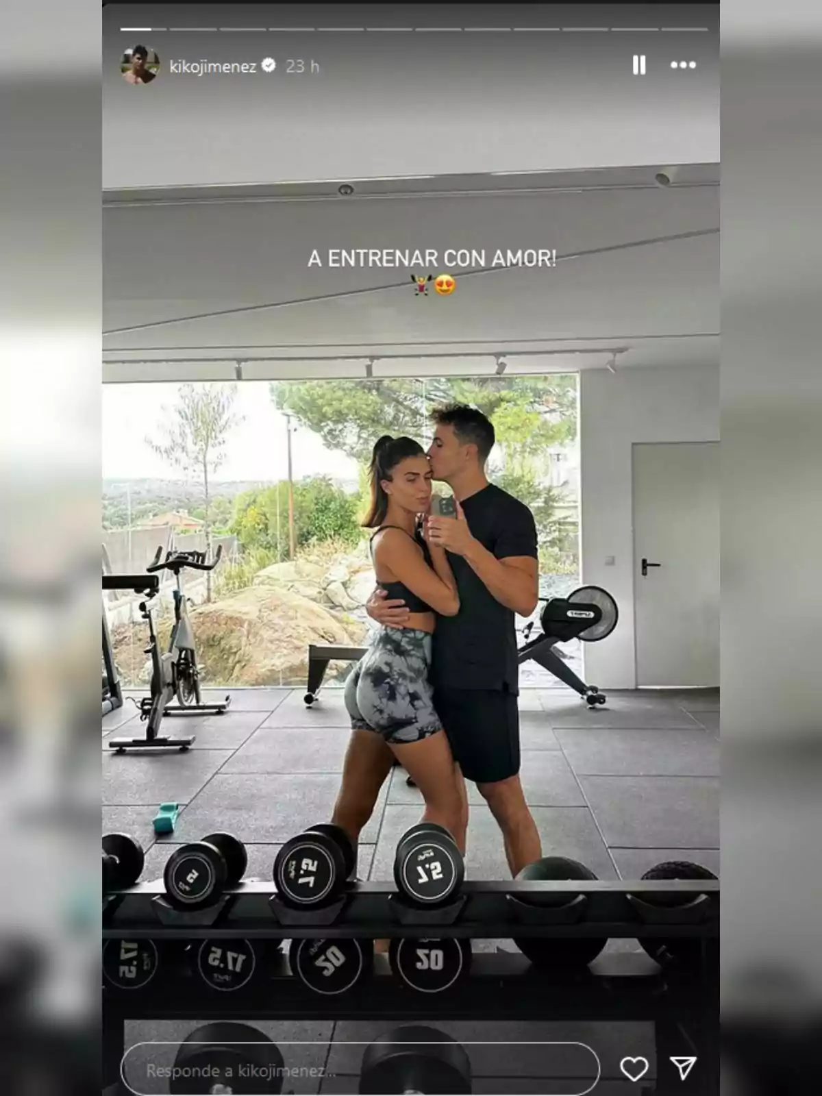 Kiko Jiménez i Sofia Suescun s'abraça en un gimnàs mentre es prenen una selfie davant d'un mirall, envoltats d'equip d'exercici. Kiko Jiménez i Sofia Suescun s'abraça en un gimnàs mentre es prenen una selfie davant d'un mirall, envoltats d'equip d'exercici.