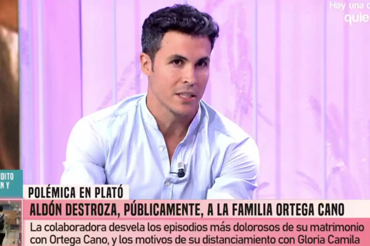 Kiko Jiménez amb camisa clara està assegut en un plató de televisió amb un fons rosat i text a la part inferior que menciona una polèmica relacionada amb la família Ortega Cano. Kiko Jiménez amb camisa clara està assegut en un plató de televisió amb un fons rosat i text a la part inferior que menciona una polèmica relacionada amb la família Ortega Cano.