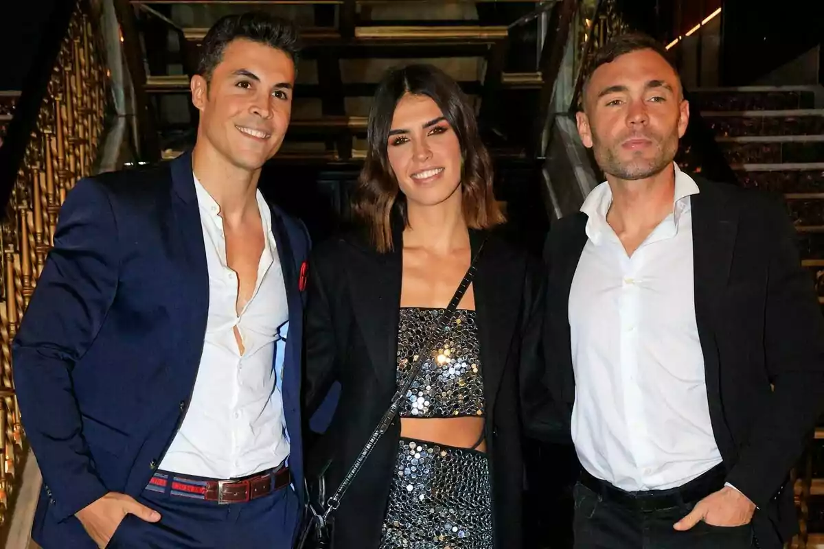 Kiko Jiménez, Sofia Suescun i Cristian Suescun posant juntes en un esdeveniment elegant, dos homes i una dona, tots vestits amb vestits formals.