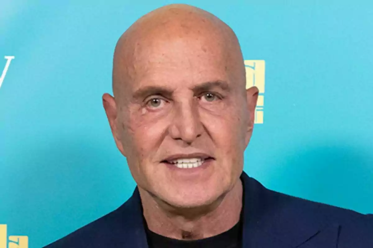 Kiko Matamoros calb amb jaqueta fosca davant d'un fons blau a la presentació de La Família de la Tele. Kiko Matamoros calb amb jaqueta fosca davant d'un fons blau a la presentació de La Família de la Tele.