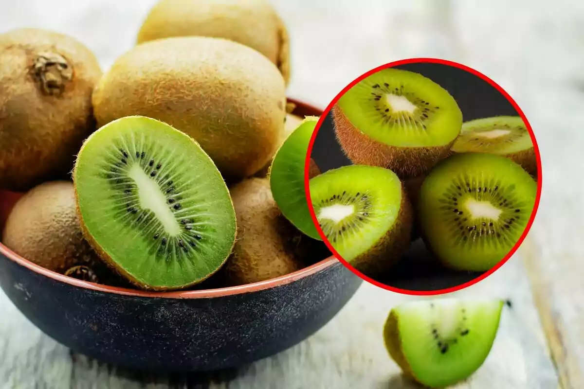 Un tazón lleno de kiwis enteros y uno cortado a la mitad con un círculo resaltando varias mitades de kiwi.