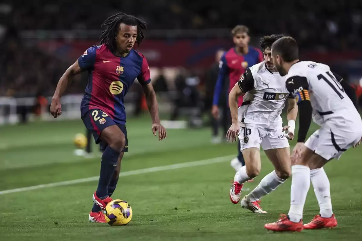 Un jugador de fútbol del Barcelona avanza con el balón mientras es marcado por dos jugadores del equipo contrario en un partido. Un jugador de fútbol del Barcelona avanza con el balón mientras es marcado por dos jugadores del equipo contrario en un partido.