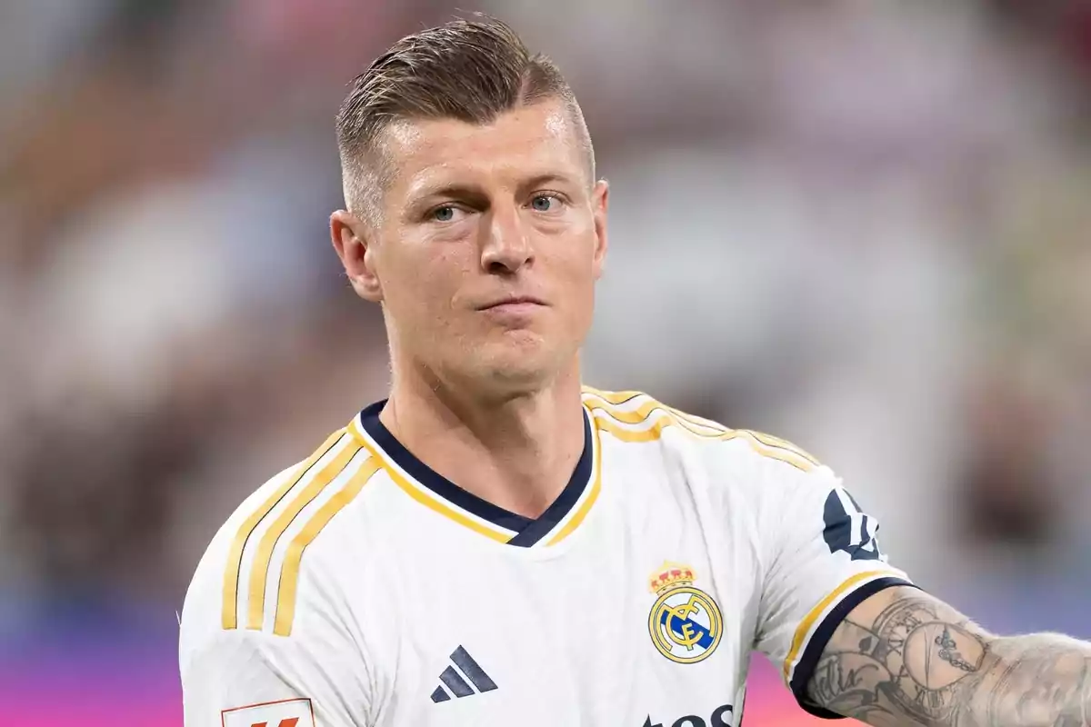 Un jugador de fútbol con el uniforme del Real Madrid. Un jugador de fútbol con el uniforme del Real Madrid.