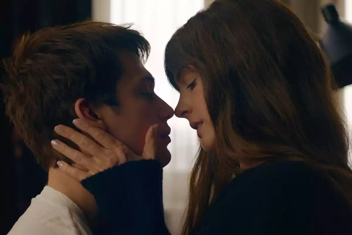 Fotografía de Anne Hathaway y Nicholas Galitzine besándose en La idea de tenerte Fotografía de Anne Hathaway y Nicholas Galitzine besándose en La idea de tenerte