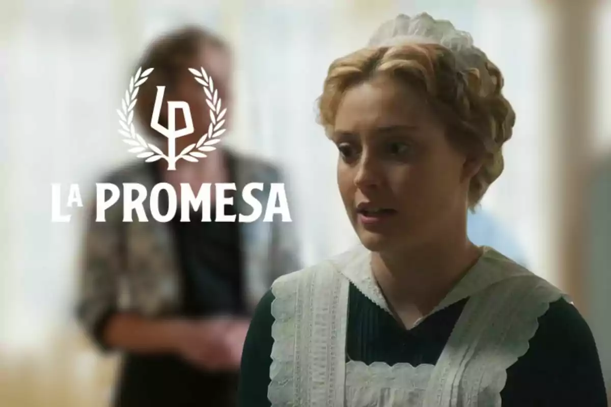 Ana Garcés amb uniforme de serventa apareix en una escena de la sèrie "La Promesa" amb el logo de la sèrie visible a la imatge.