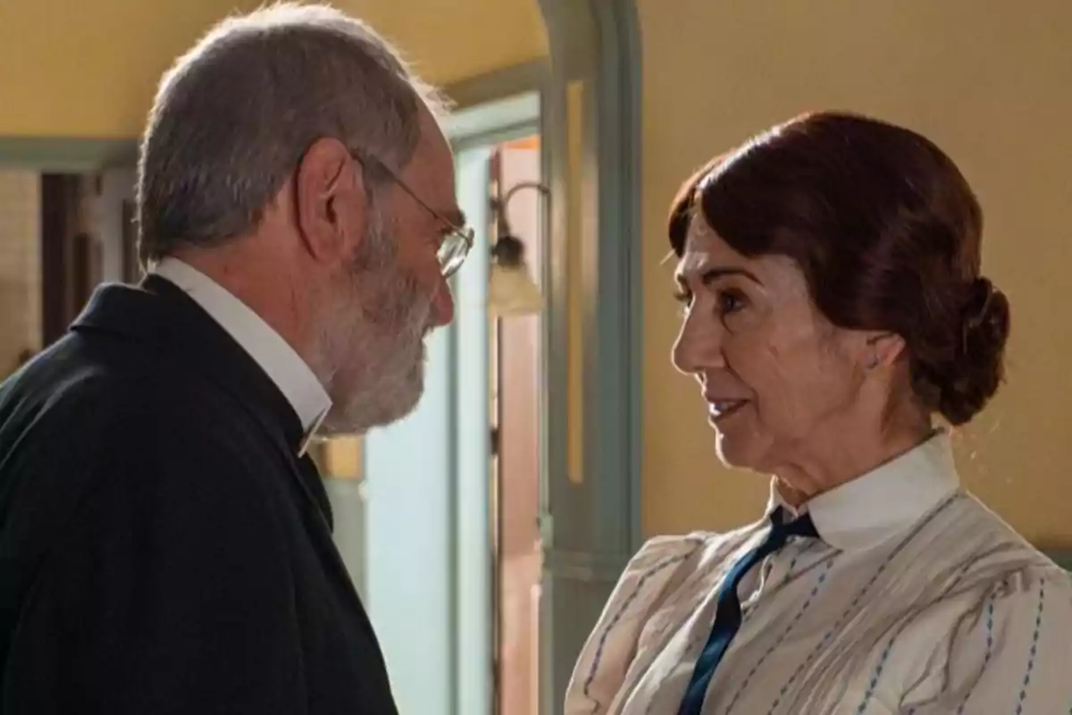 Ròmul conversa de prop amb l’Emília, amb els cabells recollits i una brusa clara, en una habitació il·luminada. Captura de ‘La Promesa’ Ròmul conversa de prop amb l’Emília, amb els cabells recollits i una brusa clara, en una habitació il·luminada. Captura de ‘La Promesa’