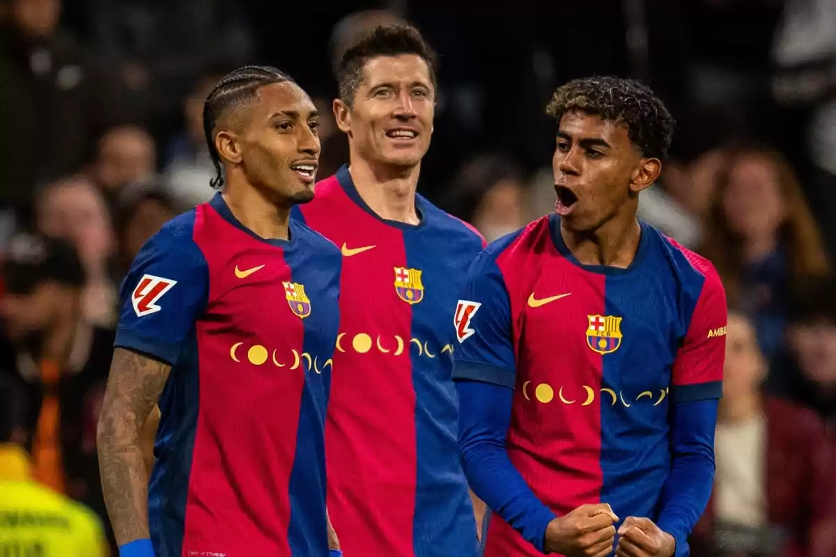 Jugadores de fútbol del FC Barcelona celebrando en el campo.