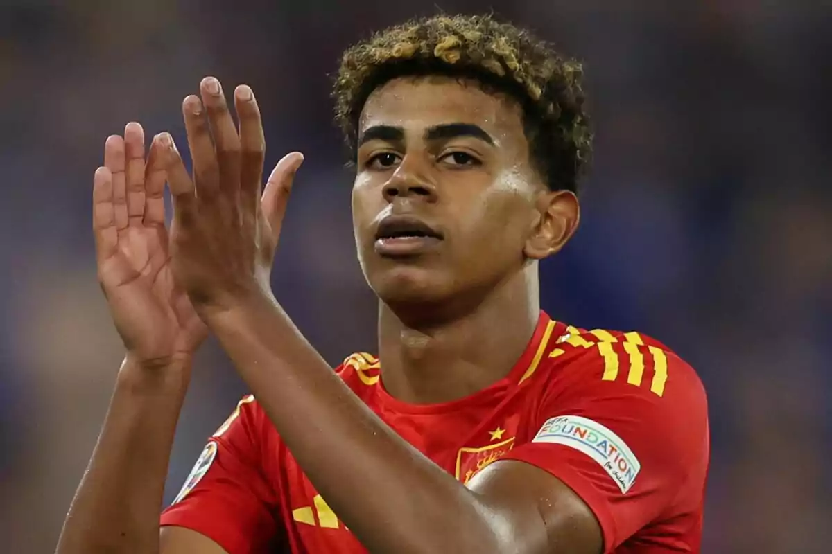 Lamine Yamal amb l'equipació de la Selecció Espanyola aplaudint. Lamine Yamal amb l'equipació de la Selecció Espanyola aplaudint.