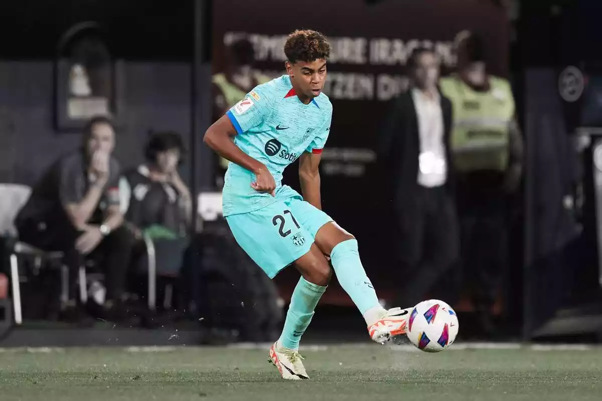 Lamine Yamal fent una passada enmig d'un partit amb el FC Barcelona Lamine Yamal fent una passada enmig d'un partit amb el FC Barcelona
