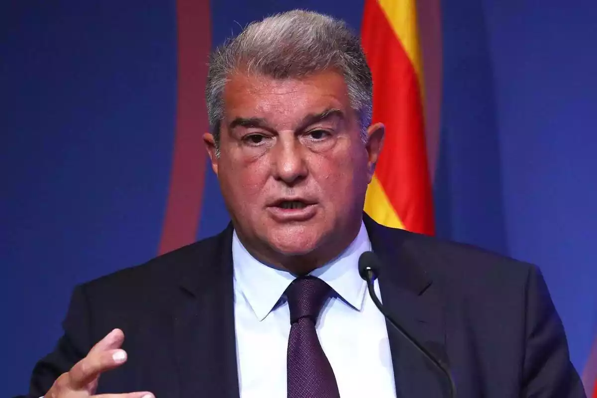 Laporta a roda de premsa amb cara preocupada