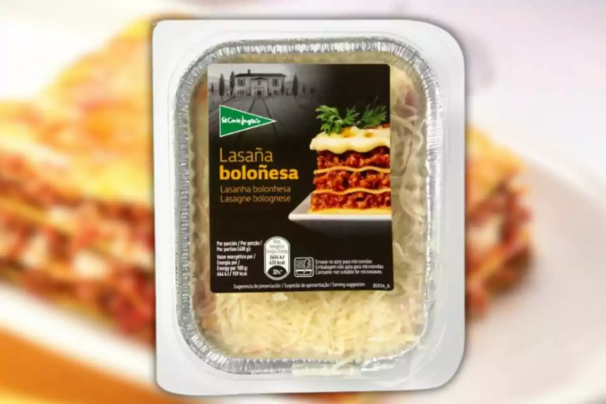 Envàs de lasanya bolonyesa d'El Corte Inglés, amb una imatge de la lasanya a l'etiqueta i detalls nutricionals a la part inferior.