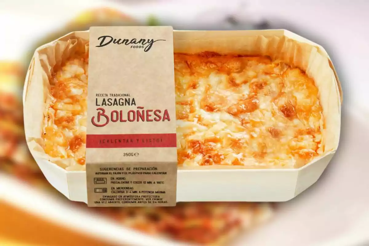 Imatge d'un paquet de lasanya bolonyesa de la marca Dunany Foods, amb instruccions de preparació al forn i microones.