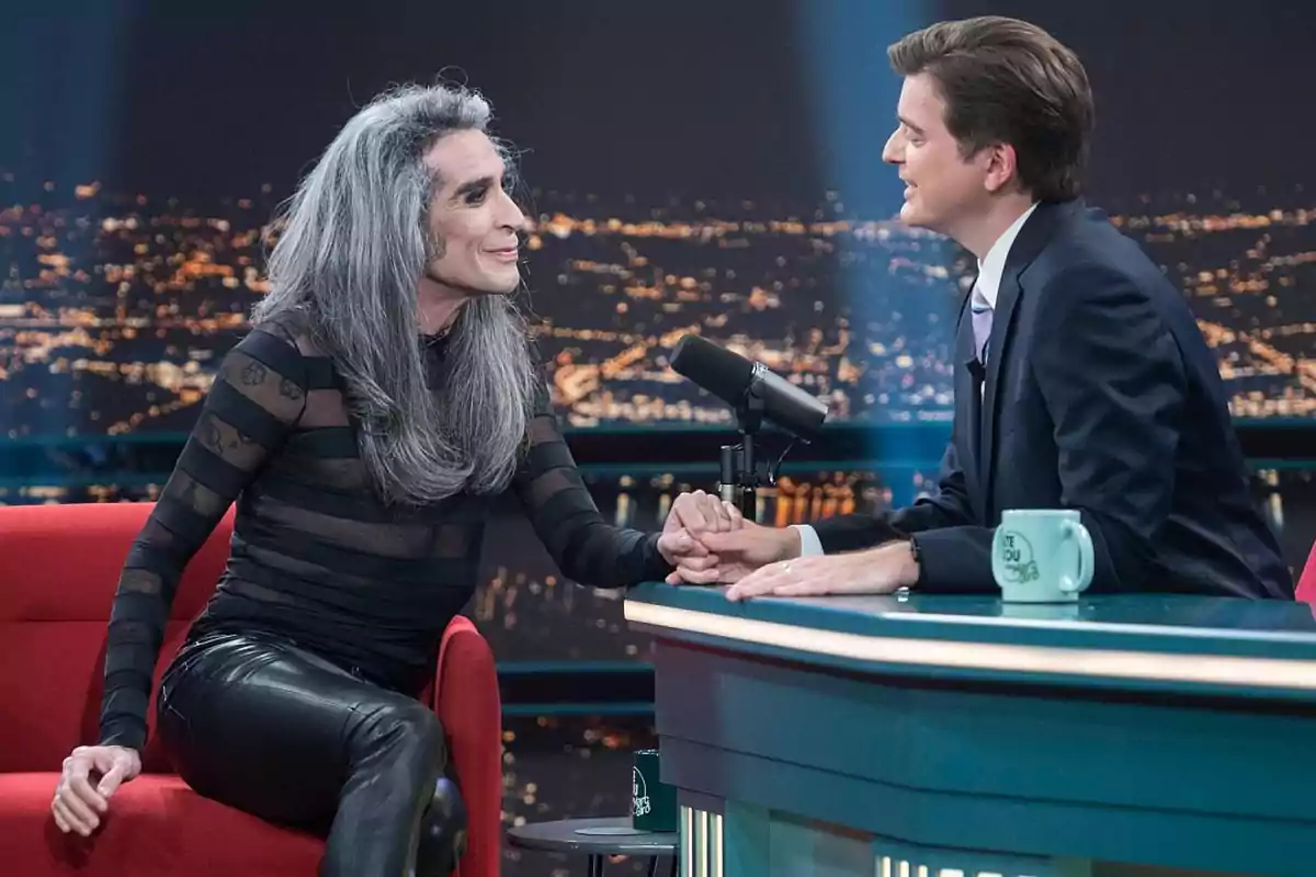 Mario Vaquerizo està asseguda en un sofà vermell conversant amb Marc Giró en un plató de televisió nocturn amb una vista de ciutat il·luminada al fons. Captura de 'Late Xou'. Mario Vaquerizo està asseguda en un sofà vermell conversant amb Marc Giró en un plató de televisió nocturn amb una vista de ciutat il·luminada al fons. Captura de 'Late Xou'.