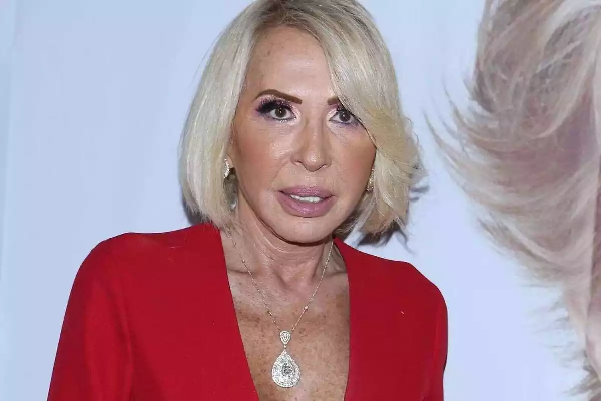 Laura Bozzo, presentadora peruana, mirant a càmera