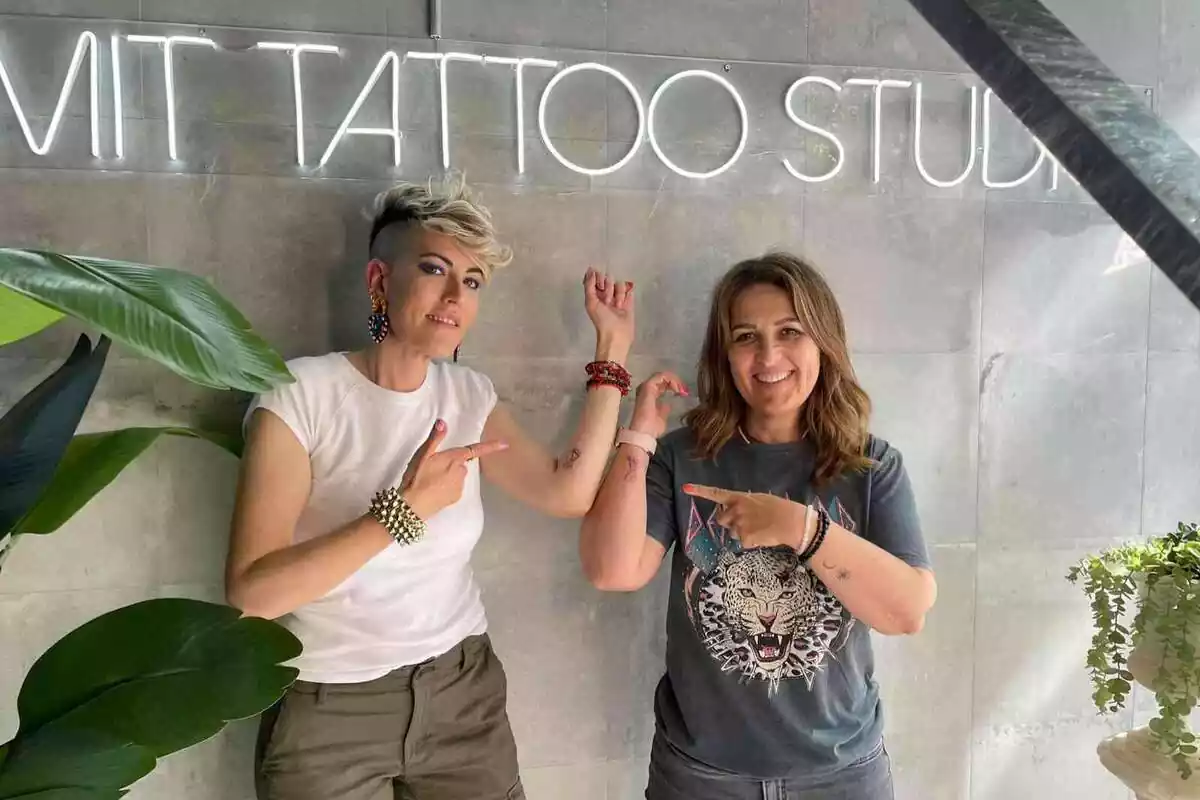 Laura Fa i Marta Portnou es tatuen 'La Moreneta'