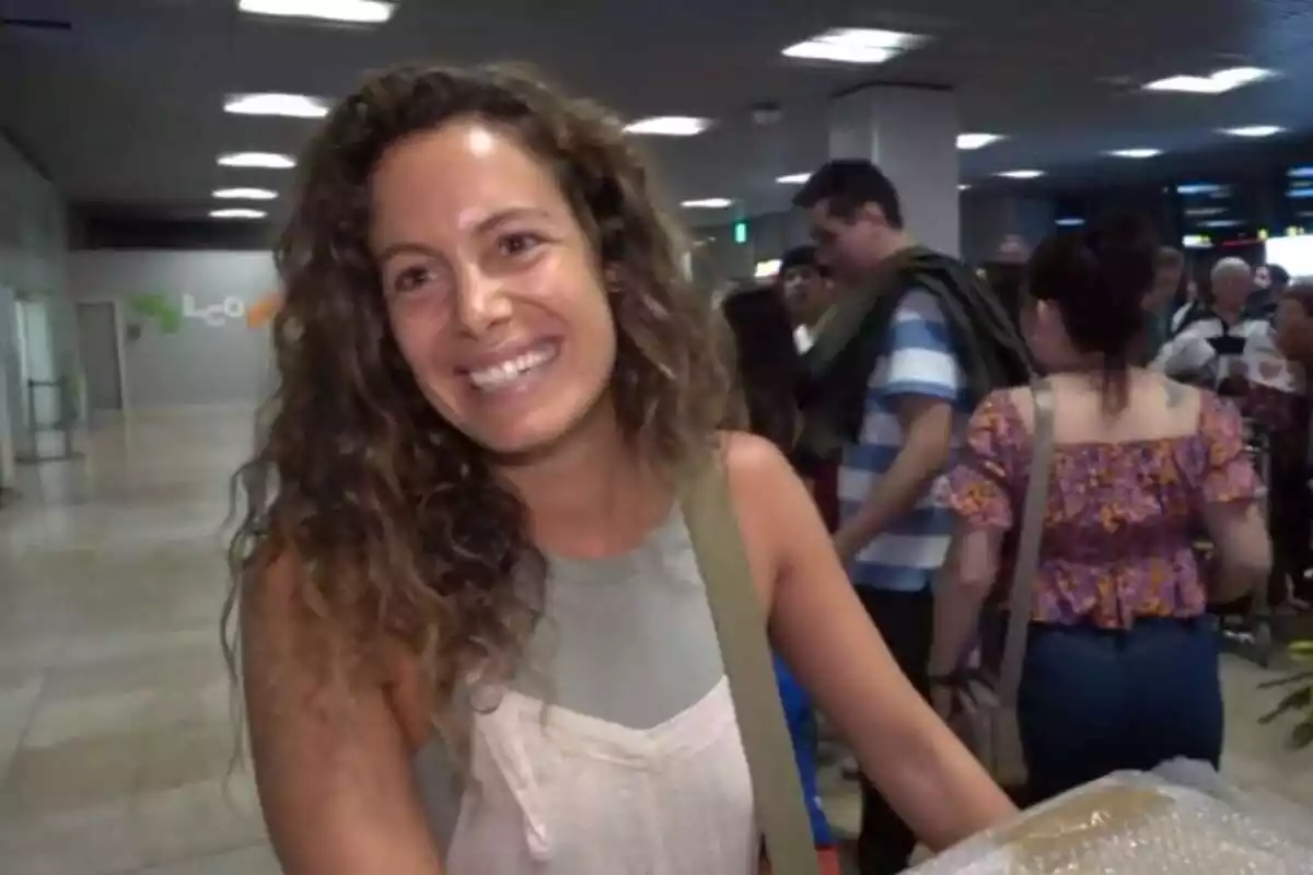 Laura Madrueño somrient a l'aeroport