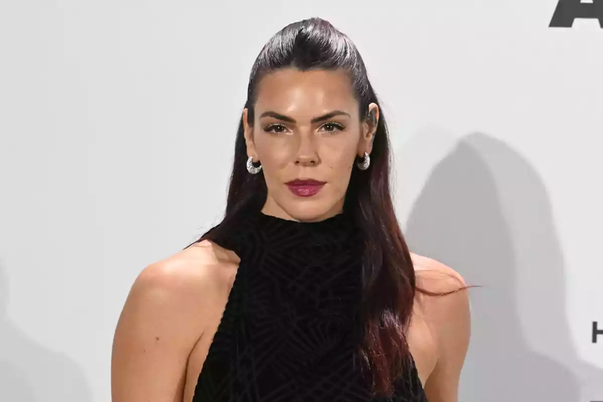 Laura Matamoros amb cabell llarg i fosc, usant un vestit negre sense mànigues i anells platejats, posant davant d'un fons clar. Laura Matamoros amb cabell llarg i fosc, usant un vestit negre sense mànigues i anells platejats, posant davant d'un fons clar.