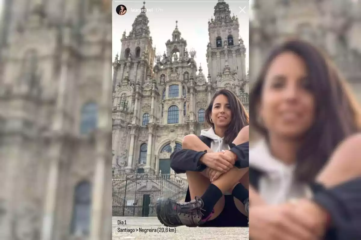 Imatge de Laura Rosel asseguda davant de la catedral de Santiago de Compostela