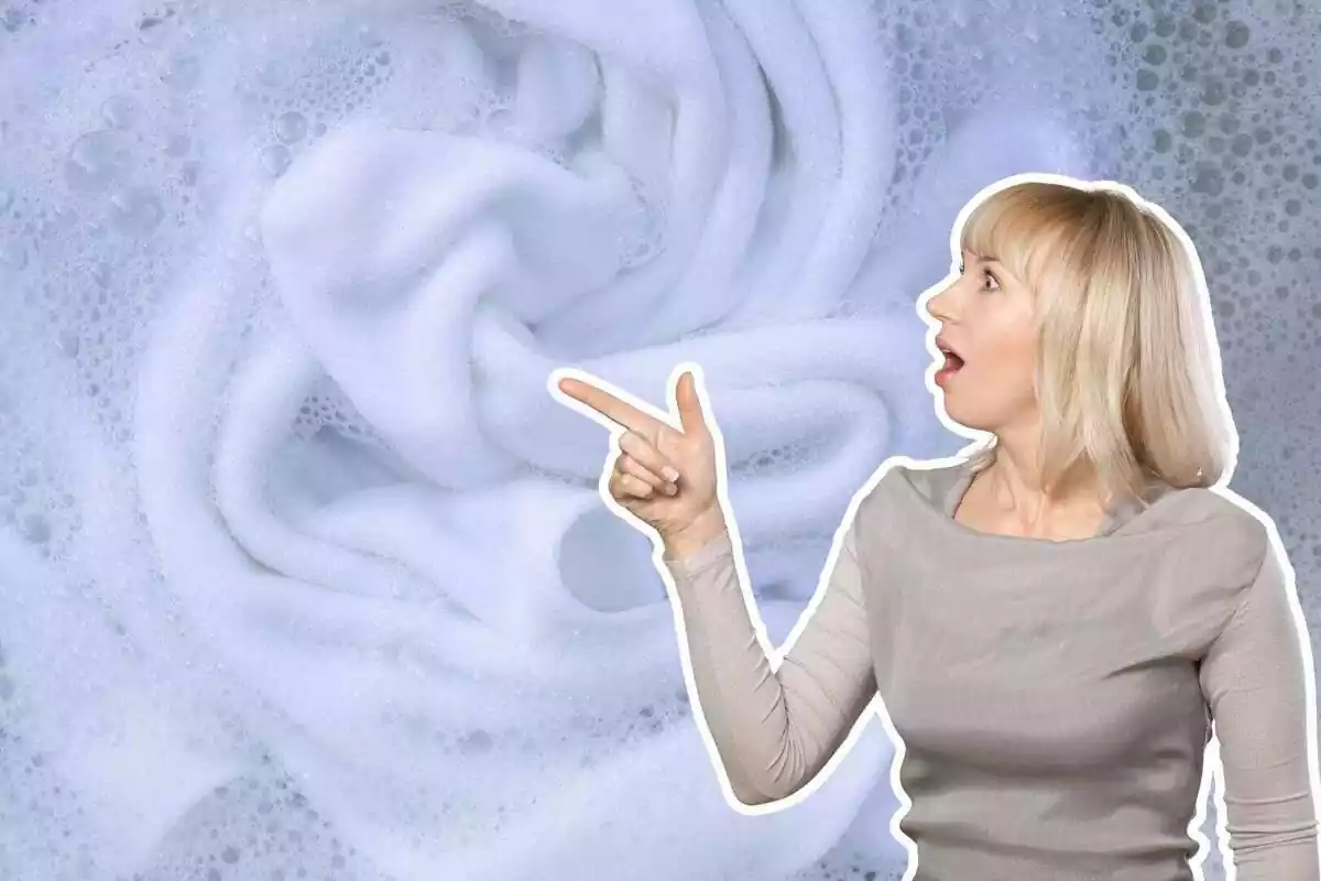 Una dona assenyalant amb els dits roba blanca al mig del rentat
