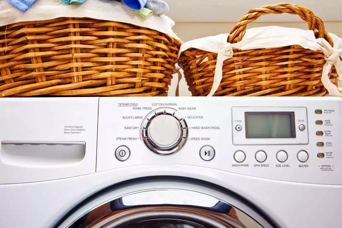 Primer pla de dues cistelles petites de roba sobre una rentadora