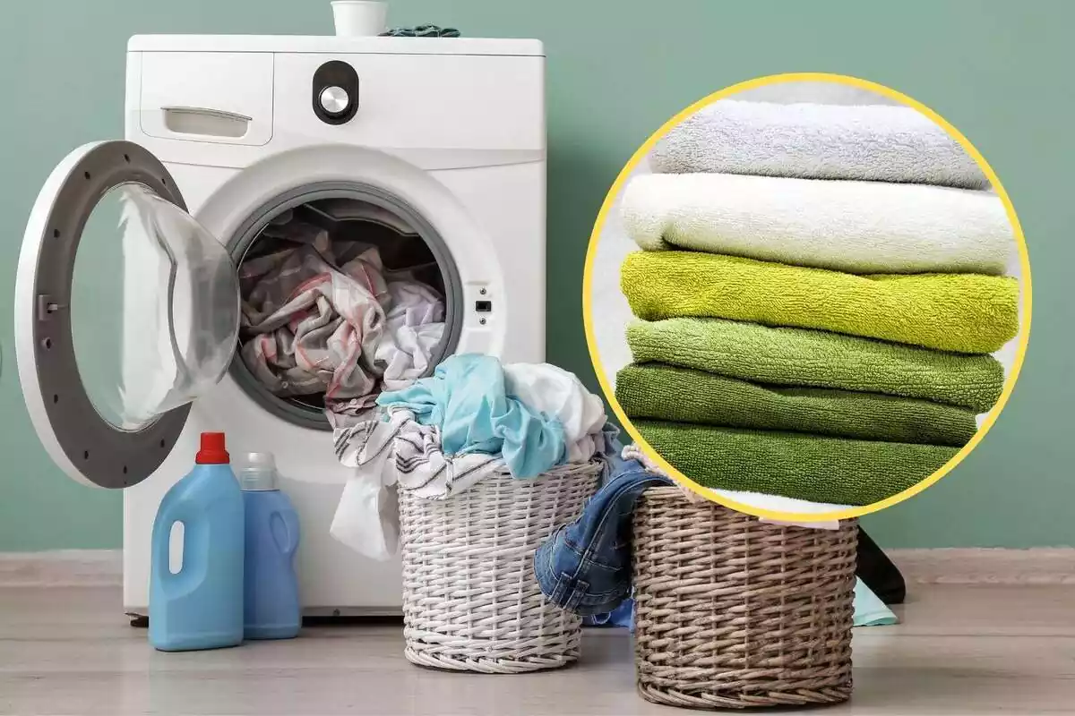 Una rentadora plena amb detergents i diverses cistelles plenes de roba i en primer pla diverses tovalloles amuntegades