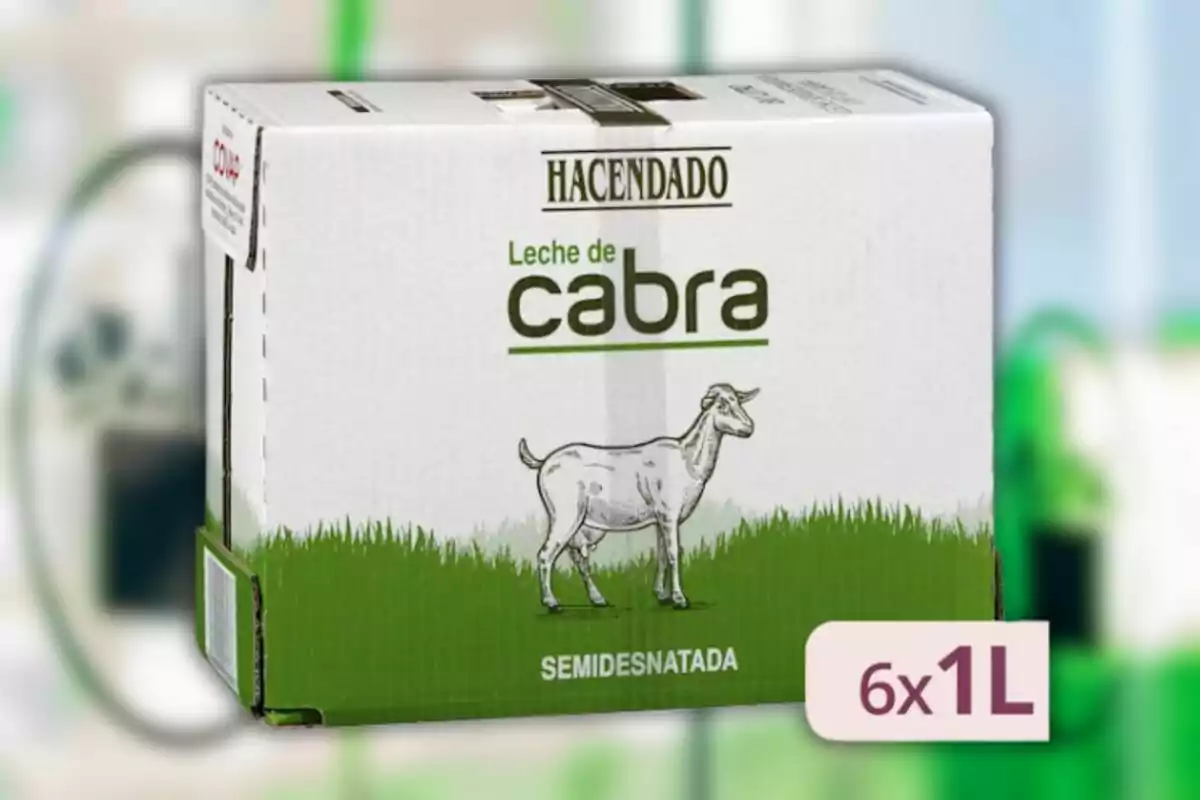Caixa de llet de cabra semidesnatada de la marca Hacendado amb il·lustració d'una cabra i text que indica 6x1L. Caixa de llet de cabra semidesnatada de la marca Hacendado amb il·lustració d'una cabra i text que indica 6x1L.