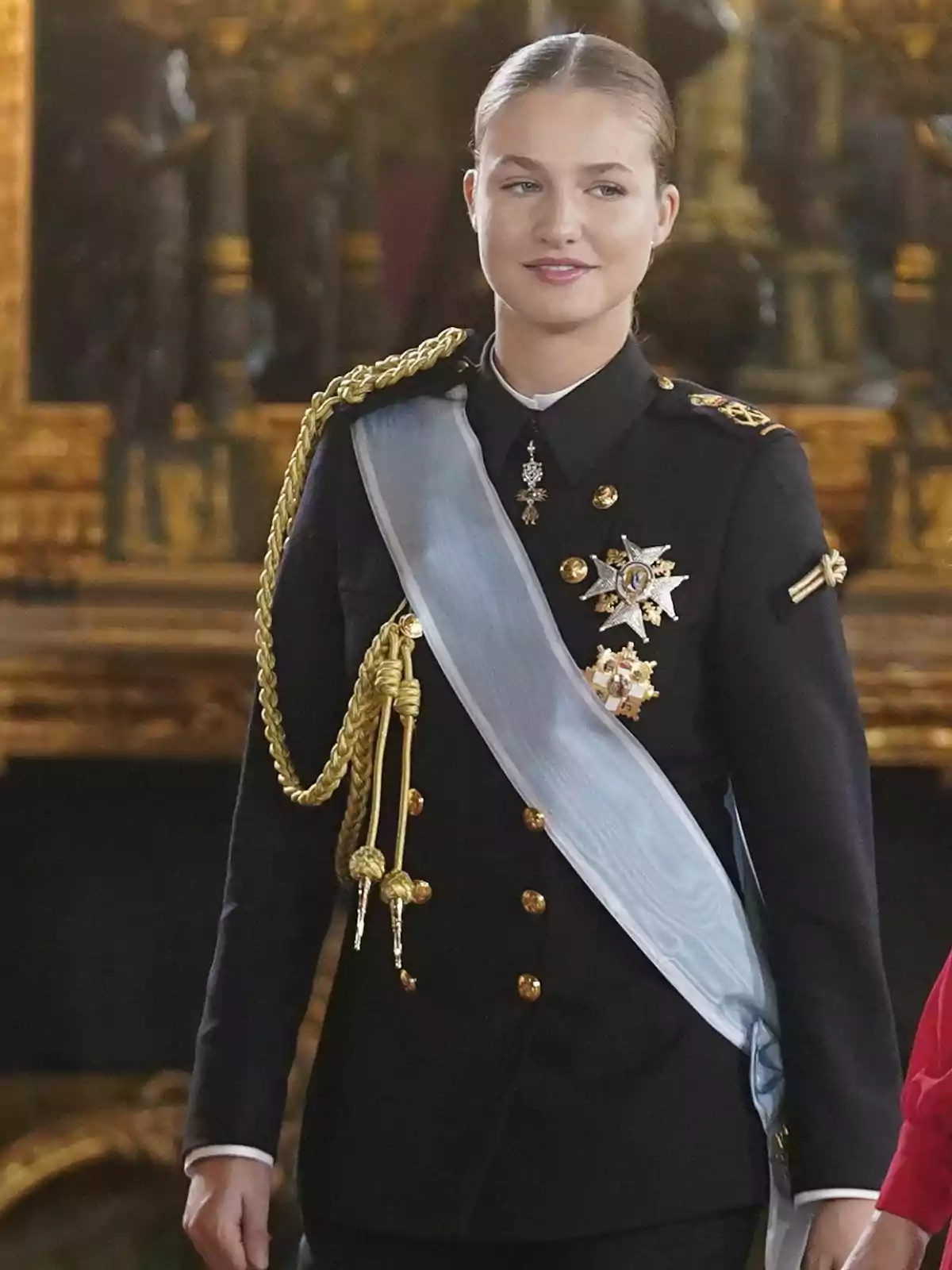 Leonor de Borbó vestida amb un uniforme formal fosc amb detalls daurats durant l'acte solemne d'homenatge a la Bandera Nacional i desfilada militar pel 12 d'octubre, Dia de la Hispanitat, a la Plaça de Cánovas del Castillo, a 12 d'octubre de 2024 , a Madrid. Leonor de Borbó vestida amb un uniforme formal fosc amb detalls daurats durant l'acte solemne d'homenatge a la Bandera Nacional i desfilada militar pel 12 d'octubre, Dia de la Hispanitat, a la Plaça de Cánovas del Castillo, a 12 d'octubre de 2024 , a Madrid.