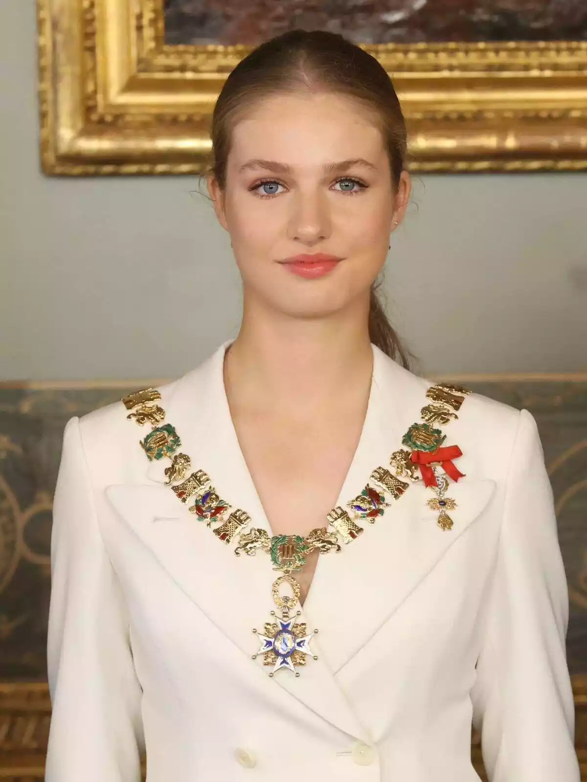 Leonor de Borbó, amb rostre somrient, portant el collaret de Carles III després de la jura de la Constitució Leonor de Borbó, amb rostre somrient, portant el collaret de Carles III després de la jura de la Constitució