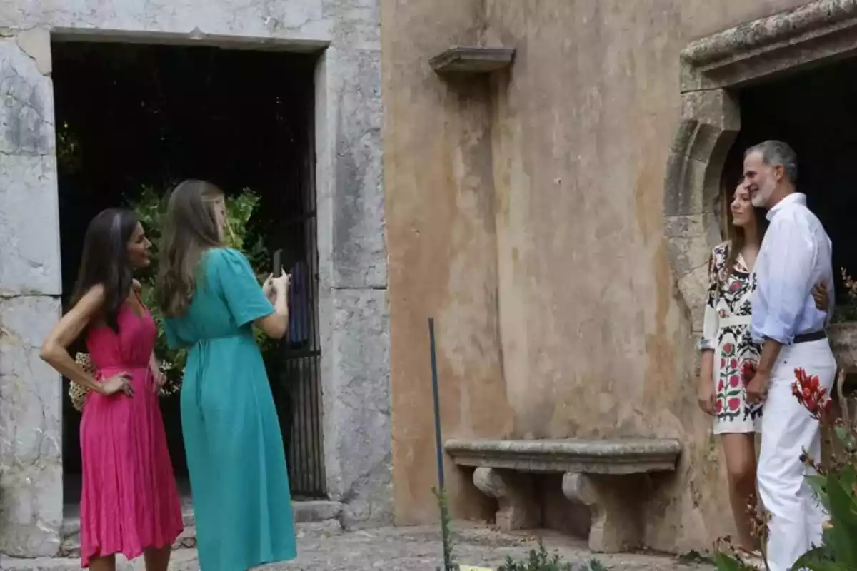 La princesa Leonor i la reina Letizia fent una foto de la infanta Sofia i el rei Felip La princesa Leonor i la reina Letizia fent una foto de la infanta Sofia i el rei Felip