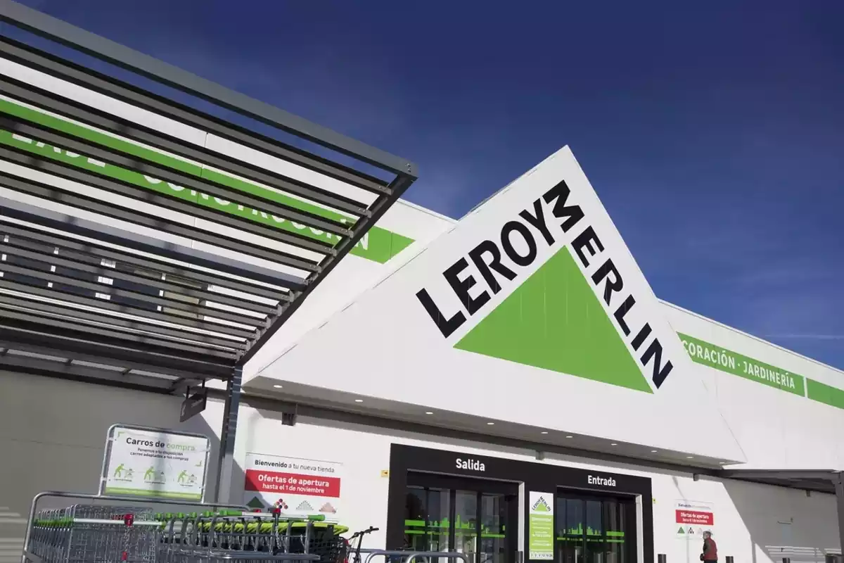Façana de Leroy Merlin marquesina de triangle Façana de Leroy Merlin marquesina de triangle