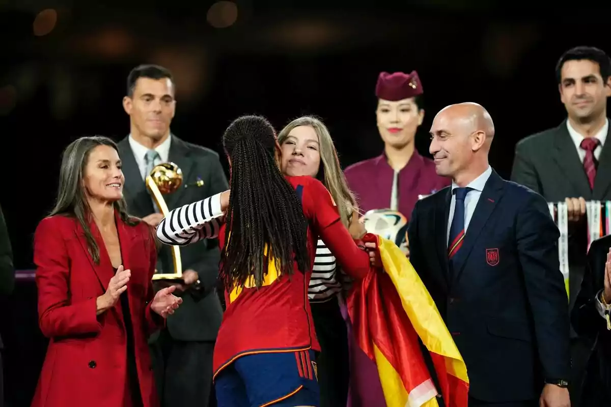 Trophy presentation at a sporting event with Letizia and Infanta Sofía celebrating and congratulating a player. Trophy presentation at a sporting event with Letizia and Infanta Sofía celebrating and congratulating a player.