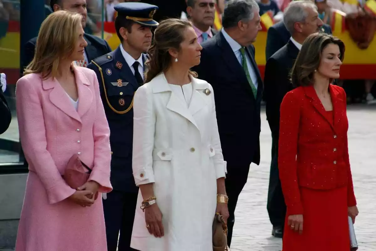 Letizia Ortiz al lado de las infantas Elena y Cristina de Borbón, vestidas de gala para un acto oficial de la Casa Real en 2008 Letizia Ortiz al lado de las infantas Elena y Cristina de Borbón, vestidas de gala para un acto oficial de la Casa Real en 2008